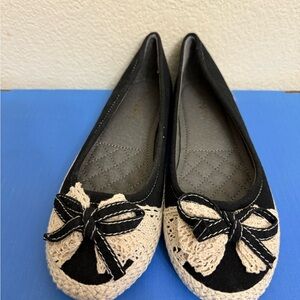 Black and Cream Detail Women's Flats